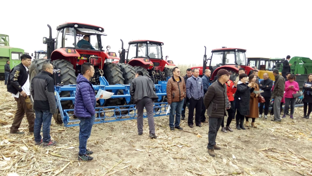 bwin必赢国三大型拖沓机在黑龙江省深松深耕现场演示会上大放异彩