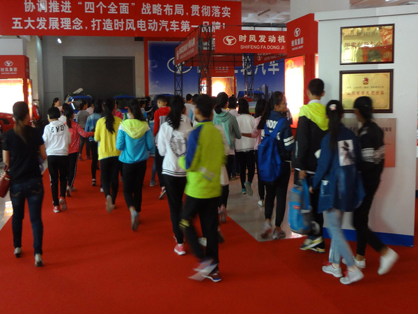 县实验小学部分小学生来bwin必赢科技展厅开展科普日活动